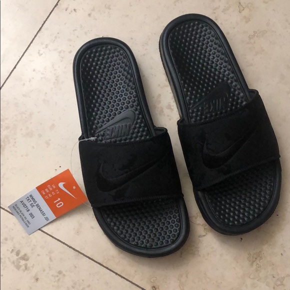 nike wmns benassi